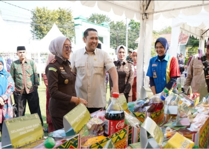 Bupati M. Syukur Beli Paket Sembako untuk Anak Yatim dan Fakir Miskin di Pasar Murah Kejari Merangin