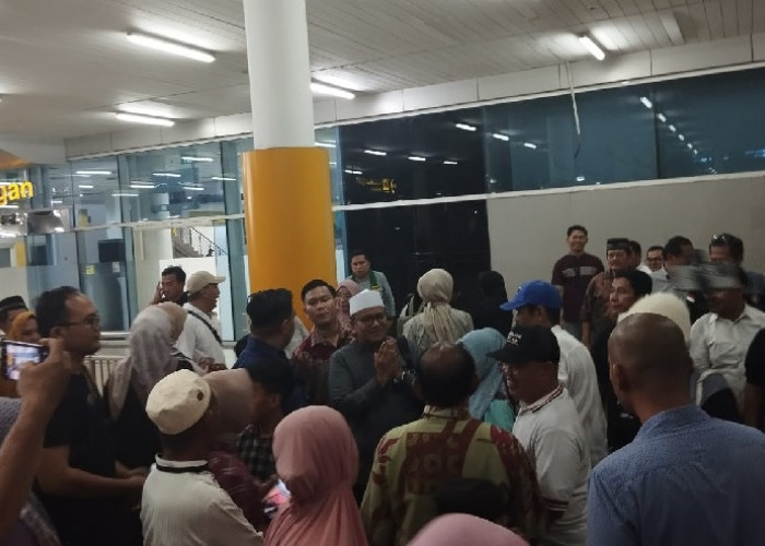 Calon Wali Kota Jambi Maulana Kembali dari Tanah Suci, Disambut Kerumunan Masyarakat di Bandara