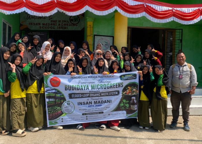 Microgreens Berbasis Limbah Organik Jadi Solusi Ketahanan Pangan di Pesantren Insan Madani Jambi