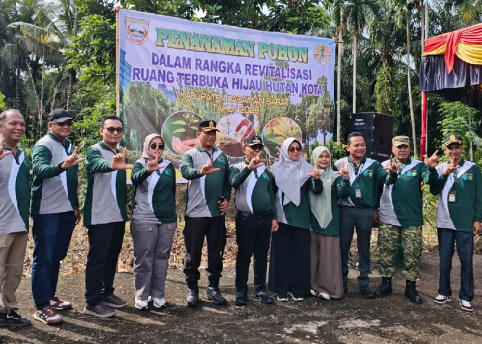 Revitalisasi, Bupati Pasaman Barat dan PTPN IV Regional IV Hijaukan Hutan Kota