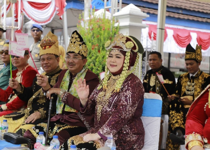 Bupati Anwar Sadat Puji Kemeriahan Pawai Budaya HUT ke-81 RI dan Hari Jadi ke-61 Tanjab Barat