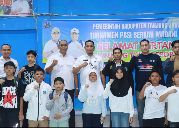 Sekda Lepas Kontingen PBSI Tanjab Barat ke PB Pratama Open Jambi 2026