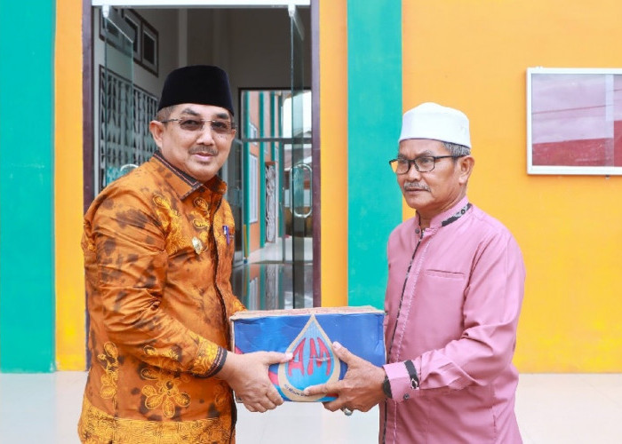 Hidupkan Malam Ramadan, Pemkab Tanjab Barat Bagikan Ribuan Dus Air Minum untuk Jamaah Tarawih