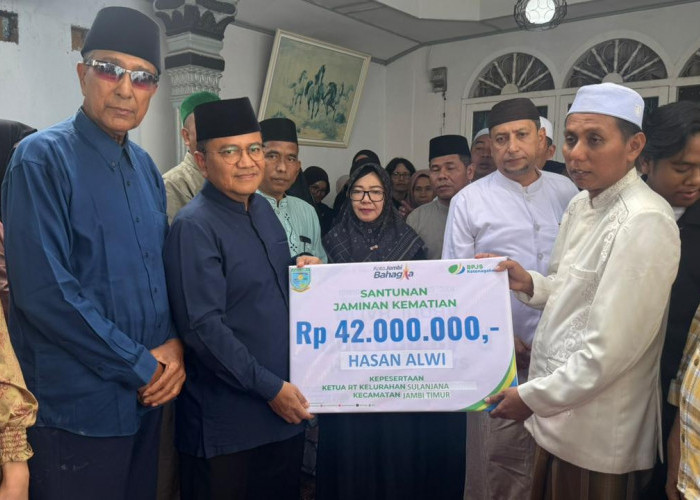 Bikin Haru! Wali Kota Jambi Datangi Rumah Duka, Santunan Puluhan Juta Langsung Diserahkan
