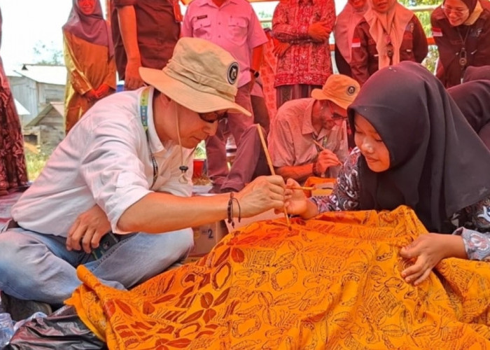 Evaluator UNESCO Unjuk Kebolehan Membatik hingga Saling Ejek di Ponpes Al-Aziziah Siau