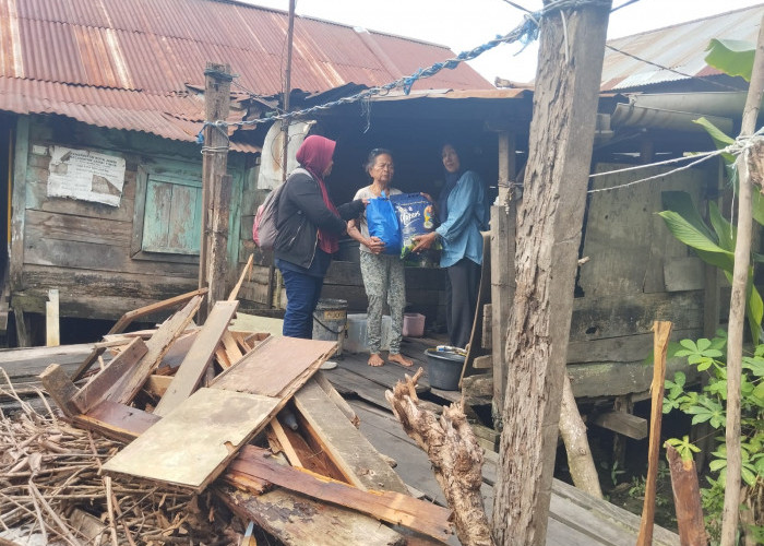 Bikin Haru! Iwako Peduli Bagikan 50 Paket Bantuan untuk Dhuafa Jelang Lebaran