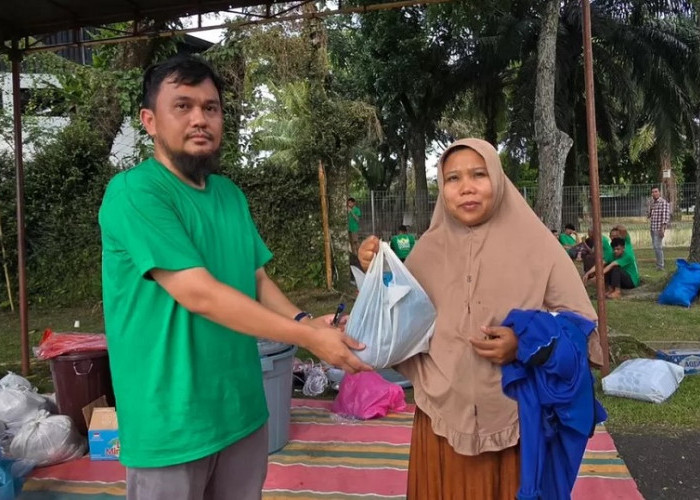 Mengalir ke Pedesaan & Pinggiran Kota, Karyawan PTPN IV PalmCo Antarkan Langsung Daging Kurban ke Rumah Warga