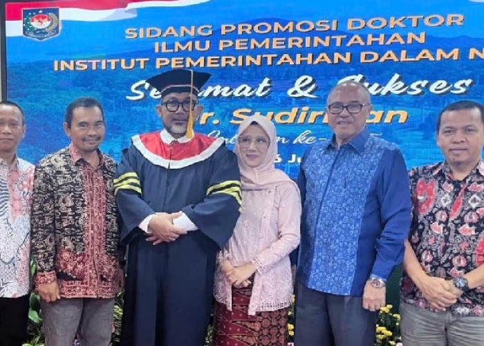 Ka. Kwarda Jambi Kak H. Sudirman, S.H.,M.H Raih Gelar Doktor Ilmu Pemerintahan