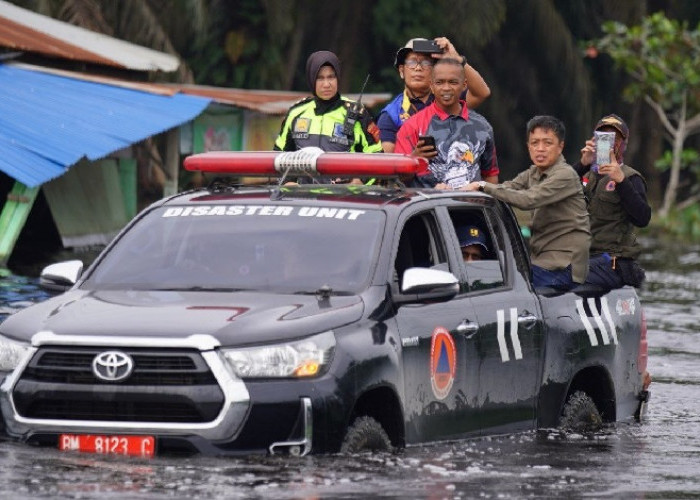  Surut, Genangan  Air di Jalintim Pelalawan Masih Setinggi 100-110 centimeter, Terpaksa Lalu Lintas Buka Tutup