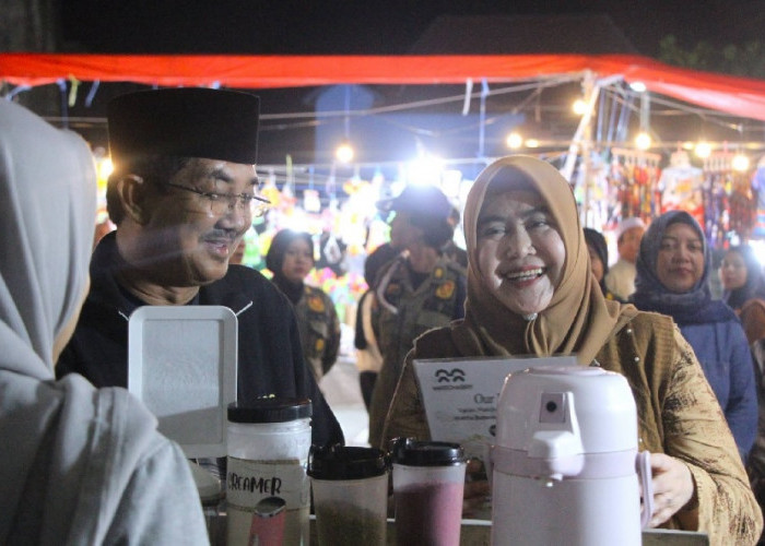 Bupati Anwar Sadat Tinjau Bazar UMKM Kuala Tungkal, Beli Produk Lokal dan Bagikan ke Masyarakat