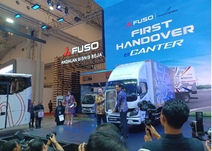 Sehari Setelah Launching, Mitsubishi Fuso Serah Terima unit Pertama eCanter ke PT. Yusen Logistic Indonesia