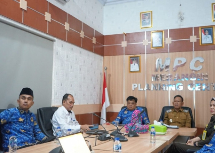 Kendalikan Inflasi, Wabup A Khafidh dan Sekda Zulhifni Ikuti Rakor Bersama Kemendagri secara Virtual