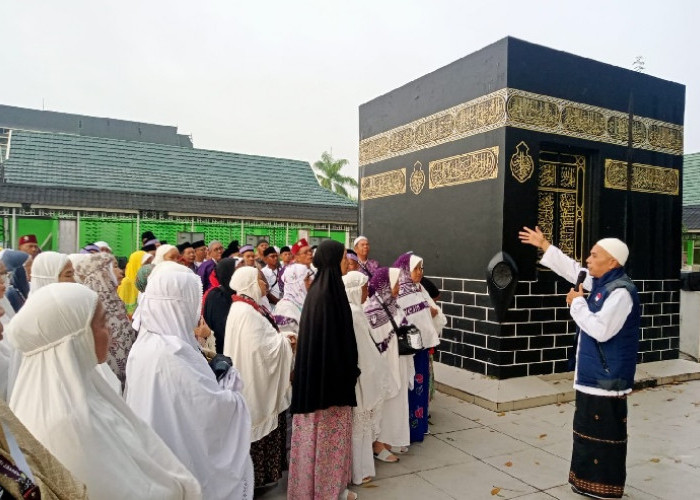 Persiapan Jemaah Haji Kloter 22 Jambi di Asrama Haji, Materi Fiqih dan Praktik Tawaf
