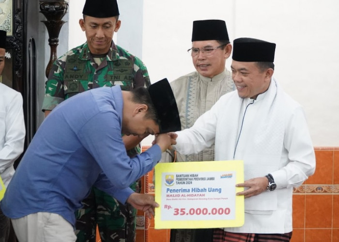 Safari Ramadhan Pertama di Kerinci, Gubernur Al Haris Serahkan Bantuan CSR