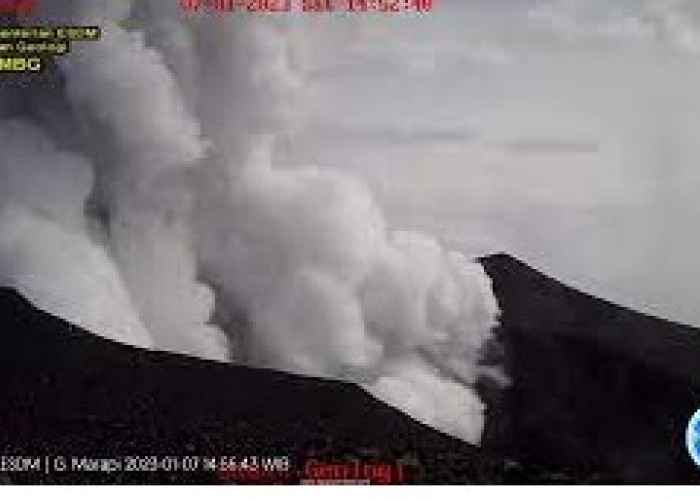 Gunung Marapi Erupsi, Masyarakat Diminta Hindari Radius 3 Km dari Kawah Aktif