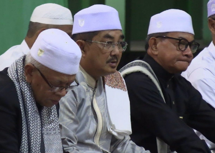 Bupati Anwar Sadat Hadiri Haul Akbar dan HUT Ponpes Al-Baaqiatussa’adiyah di Tembilahan