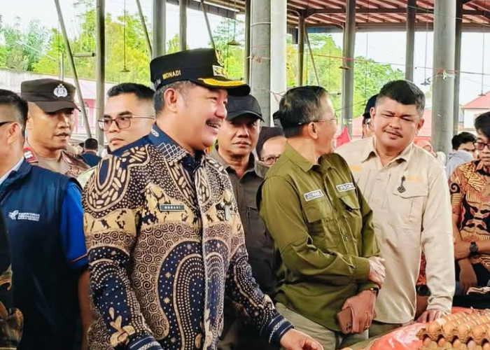 Bupati Monadi Sidak Harga Sembako di Pasar Hiang