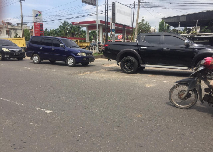 Jalan Berlobang di Depan SPBU Simpang Pucuk Dikeluhkan Warga