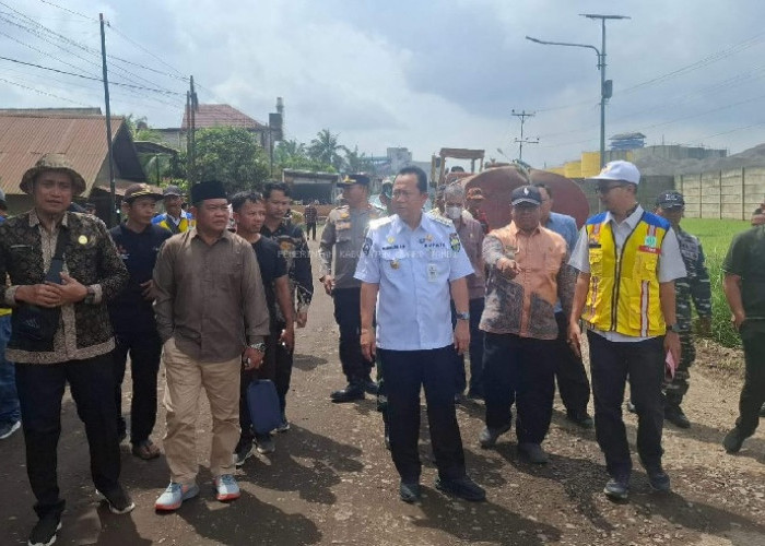 Bupati Muaro Jambi, Dr. Bamabng Bayu Suseno, Tinjau Langsung Pembangunan Jalan di Desa Talang Duku