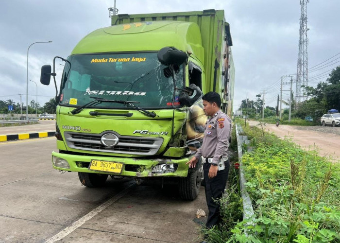 Dua Truk Bertabrakan di Exit Tol Pijoan, Satu Sopir Terjepit di Kabin