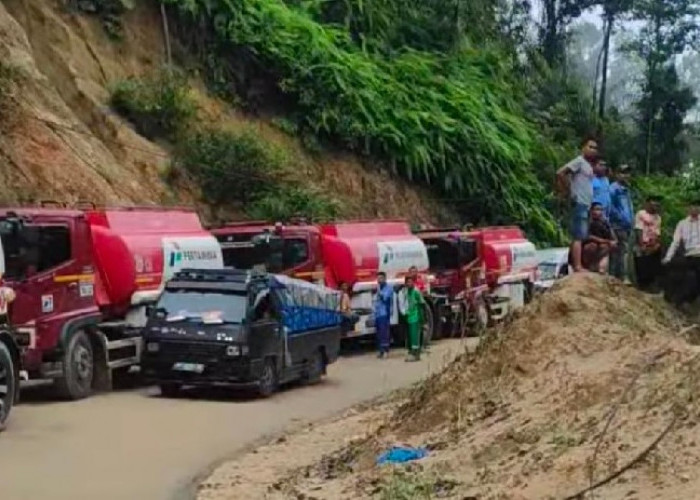 Longsor Jalan Nasional Puncak Sungai Penuh-Tapan, 14 Jam Kendaraan Terjebak di Jalan