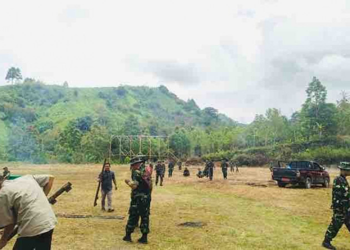 Kompak Personel Kodim 0417 Kerinci Bersihkan Lokasi Pembukaan TMMD ke-126 