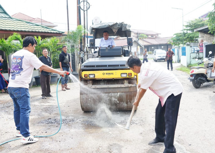 Warga Lakukan Perbaikan Jalan Secara Swadaya di Kota Jambi, Ketua DPRD Dukung Inisiatif Masyarakat