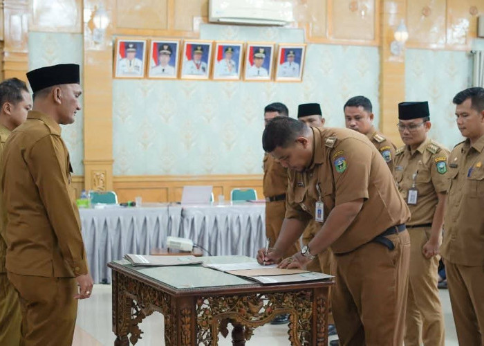 Sertijab Enam Camat, Bupati Hurmin Minta Tingkat Pelayanan Masyarakat