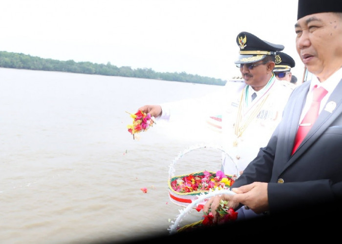 Bupati Anwar Sadat Pimpin Tabur Bunga di Sungai Pengabuan dan Bagikan Sembako untuk Nelayan