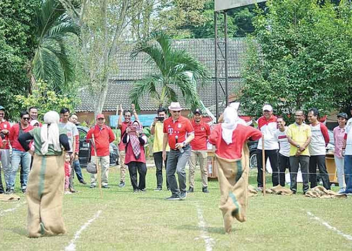 Panjat Pinang hingga Lomba Balap Karung, Emak-Emak Ikut Semarak HUT Kemerdekaan RI