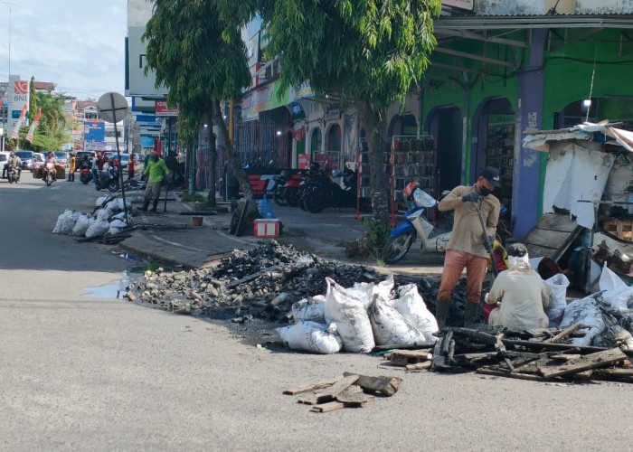 Sering Banjir, Dinas PUPR Bersihkan Drainase di Pasar Muara Bungo