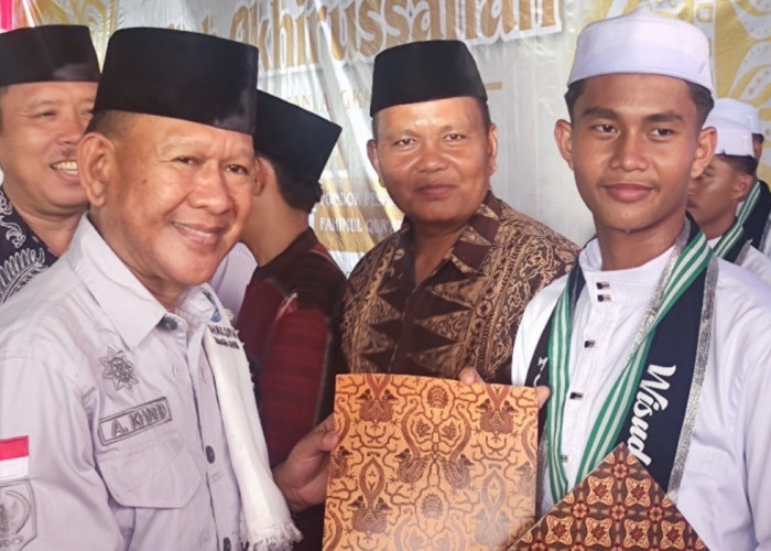 Wabup A. Khafidh Hadiri Wisuda 33 Santri Ponpes Fahimul Quran Desa Sungai Ulak