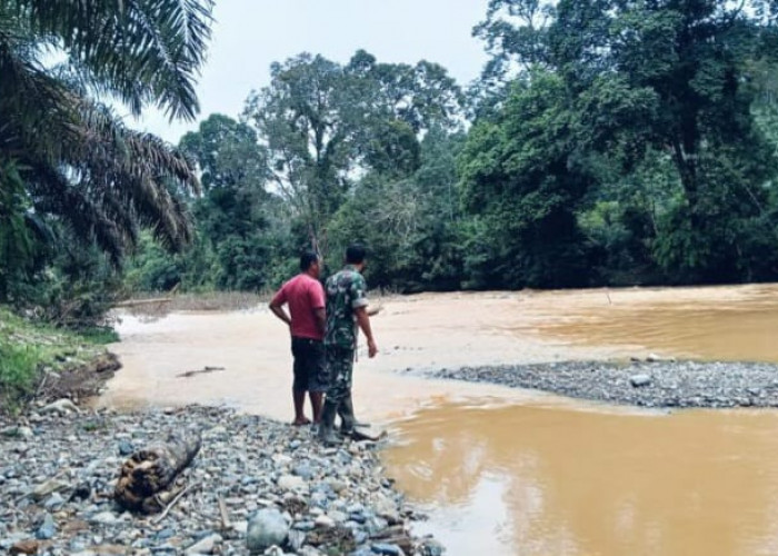 Dua Mekanik Alat Berat Hanyut di Sungai, Satu Selamat Satu Belum Ditemukan