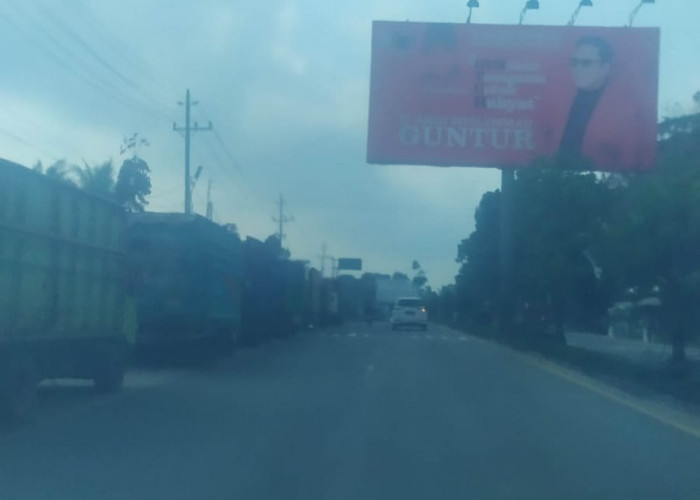  Tak Kurang 50 Truk Angkutan Batu Bara Parkir di Bahu Jalan Antara Gerbang CitraRaya Hingga Batas Kota Jambi
