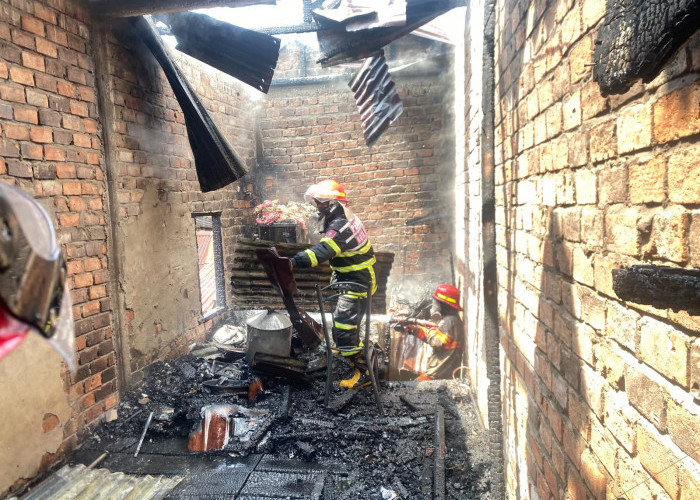 Diduga Karena Puntung Rokok, Rumah Dua Lantai di Jambi Timur Terbakar