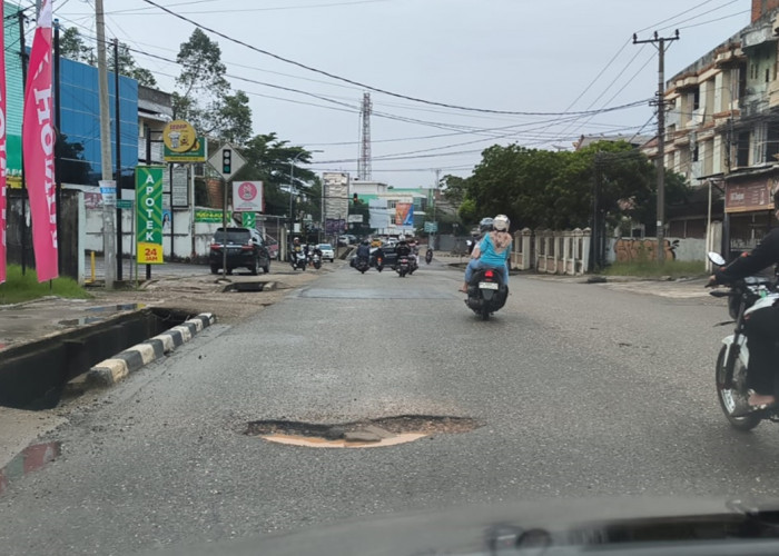 Hati-hati Banyak Ranjau di Jalan Raya Kota Jambi 