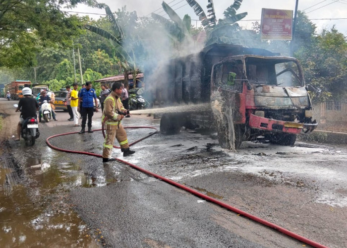 Satu Unit Mobil Truk Terbakar di Muaro Kumpeh