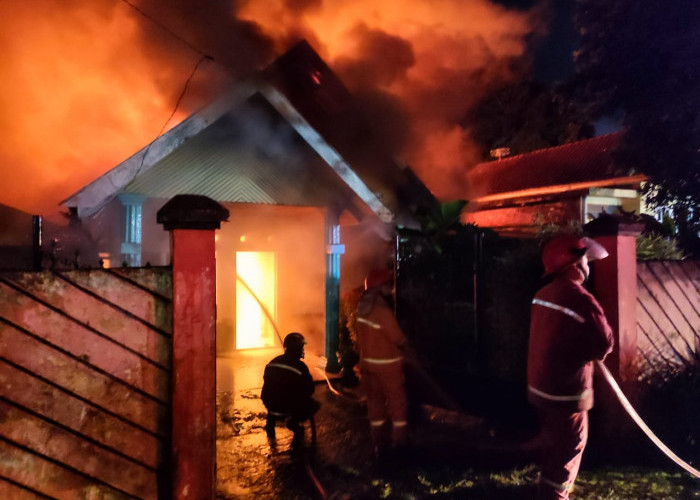 Diduga Konsleting Listrik, Dua Unit Rumah di Tambak Sari Hangus Terbakar