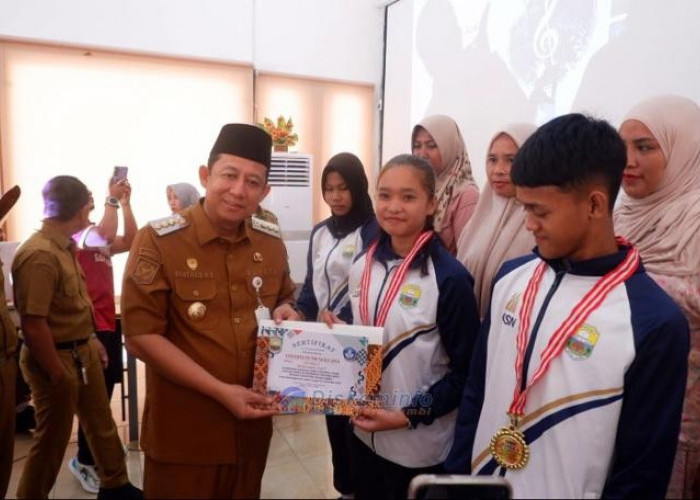 Bupati BBS Beri Penghargaan Siswa Berprestasi O2SN Tingkat Provinsi Jambi