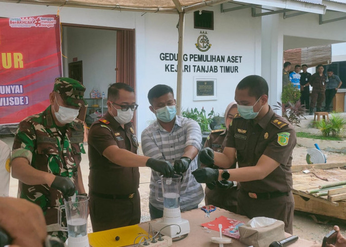 Kejari Tanjabtim Musnahkan Barang Rampasan 20 Perkara