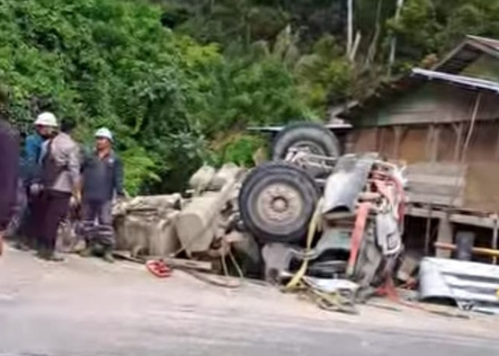 Mobil Pengangkut Material PLTA Batang Merangin Terbalik, Supir Dikabarkan Meninggal