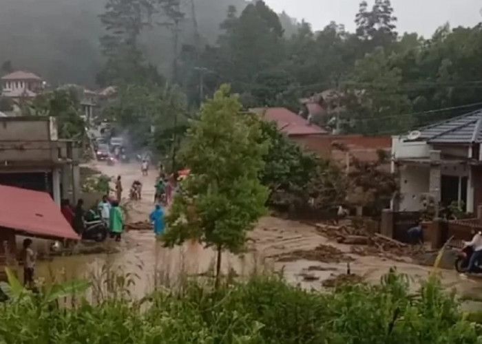 Puluhan Rumah Diterjang Banjir Bandang