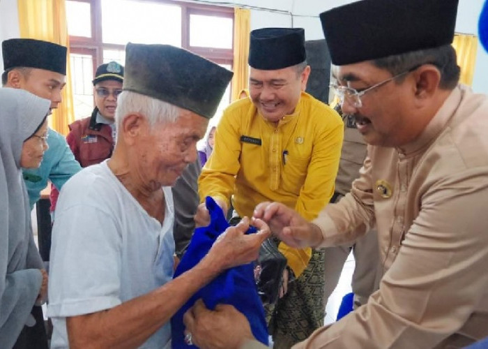 Kunjungi Kecamatan Seberang Kota, Bupati Anwar Sadat Berikan Bantuan Kepada Lansia dan Penyandang Disabilitas
