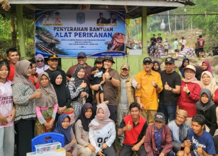 Menginap di Pinggir Sungai, Bupati Merangin M. Syukur Serap Aspirasi dan Boyong Bantuan bagi Warga