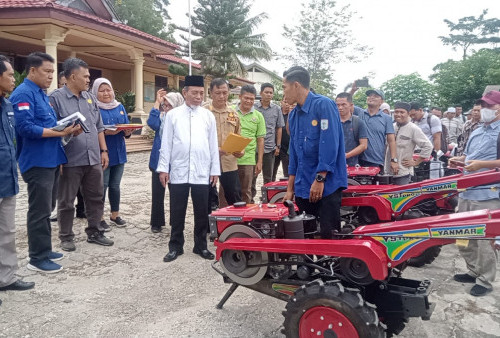 H Mashuri Beri Bantuan Alat Pertanian