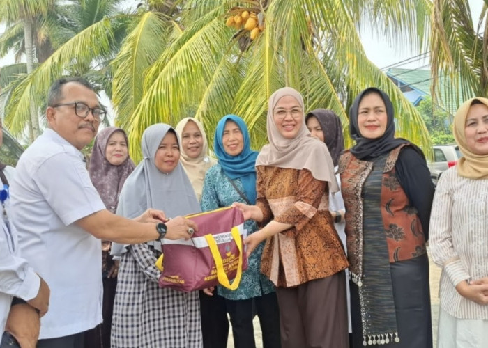 Ketua TP PKK Merangin Salurkan Bantuan Sembako untuk Korban Kebakaran di Pulau Rayo