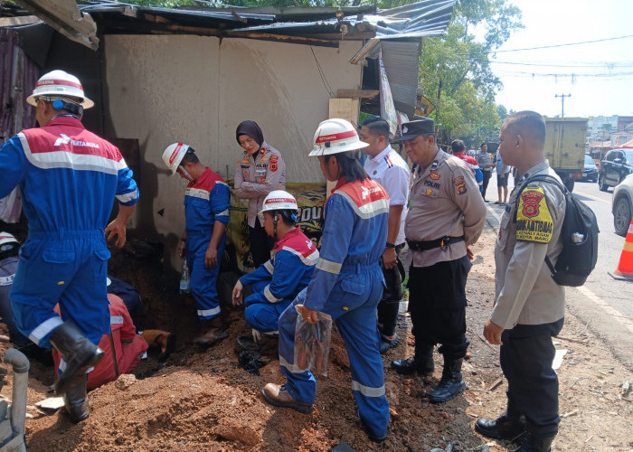 Pipa Minyak Pertamina Diduga Dibobol, Tumpahan Minyak Ditemukan di Saluran Got 