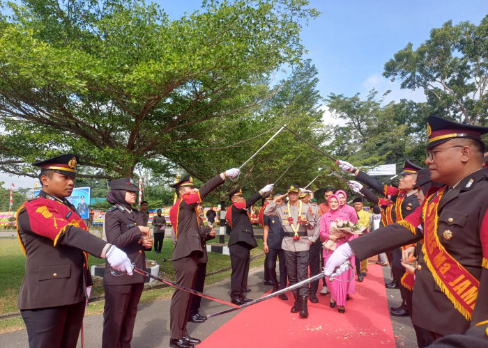 AKBP Bayu Noormansyah Resmi Jabat Kapolres Muaro Jambi, Disambut Prosesi Adat dan Pedang Pora