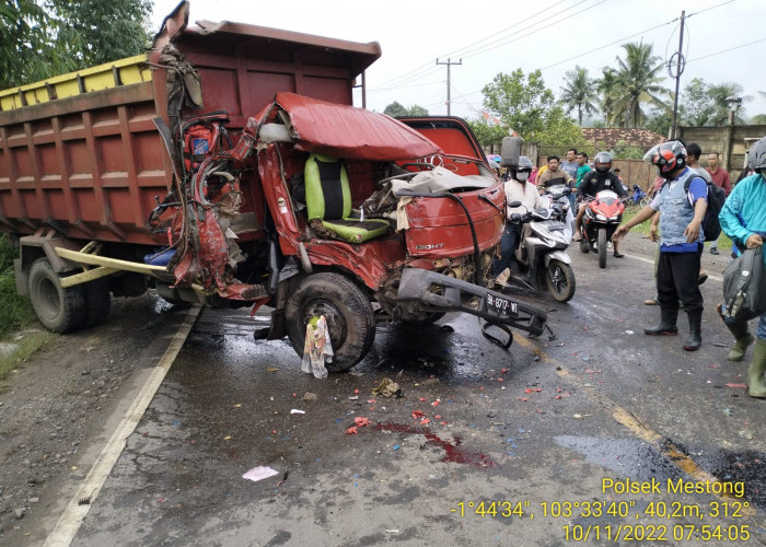 Ngeri Kecelakaan Beruntun di Muaro Jambi, Dump Truk Rusak Berat