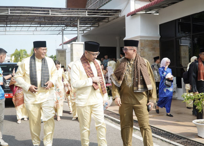 Kadis Kominfo Wakili Gubernur Jambi Hadiri Perhelatan Hoyak Tabuik di Pantai Gandoriah